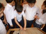 Школьники принимают участие в создании гобелена