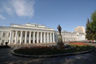 Памятник В.И.Ленину на «Сковородке».  Главное здание КГУ. Фото: Павлов В.Г.